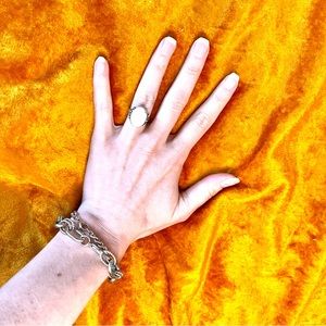 • the vtg howlite ring